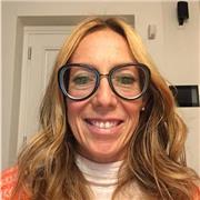 Insegnante di italiano impartisce lezioni di italiano per studenti di scuola secondaria di primo e secondo grado